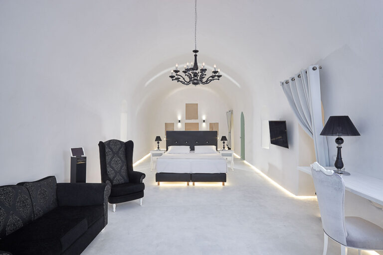 Read more about the article Experience the Elegance: A Guide to Luxury Suites in Santorini