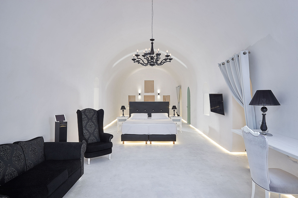 Read more about the article Experience the Elegance: A Guide to Luxury Suites in Santorini